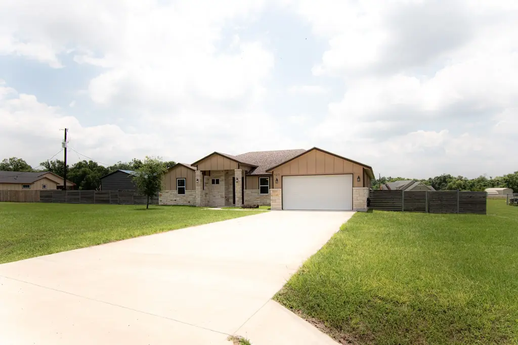 121 Grassy Ln, Elgin