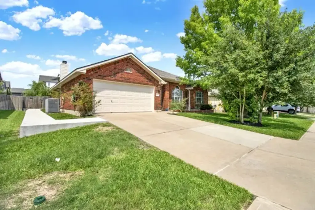 1040 Kensington Castle Trl, Pflugerville