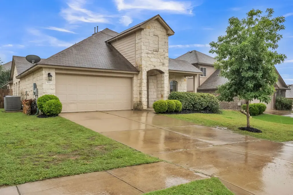 500 Alsatian Ln, Leander