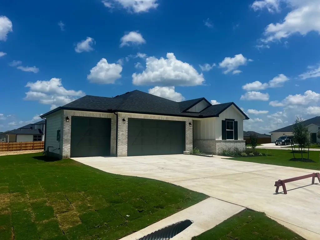 196 Union Pacific Dr, Cedar Creek