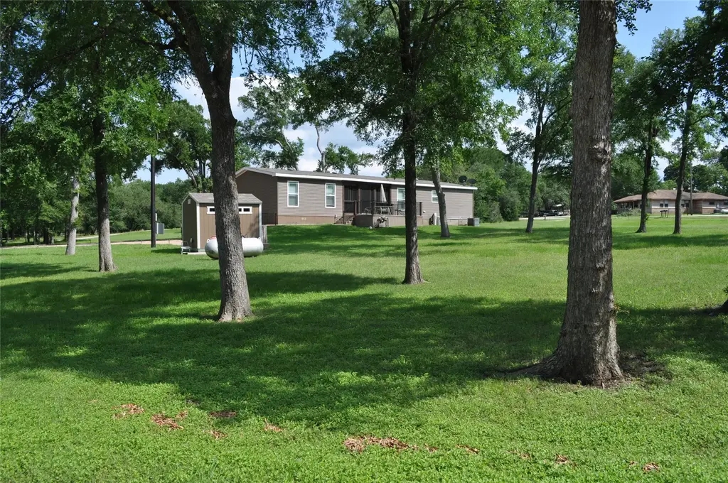 280 Lakewood Cir, Brenham
