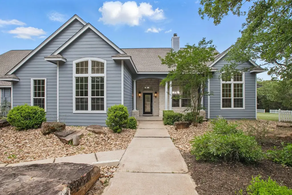 106 Woodcutter Ct, Bastrop