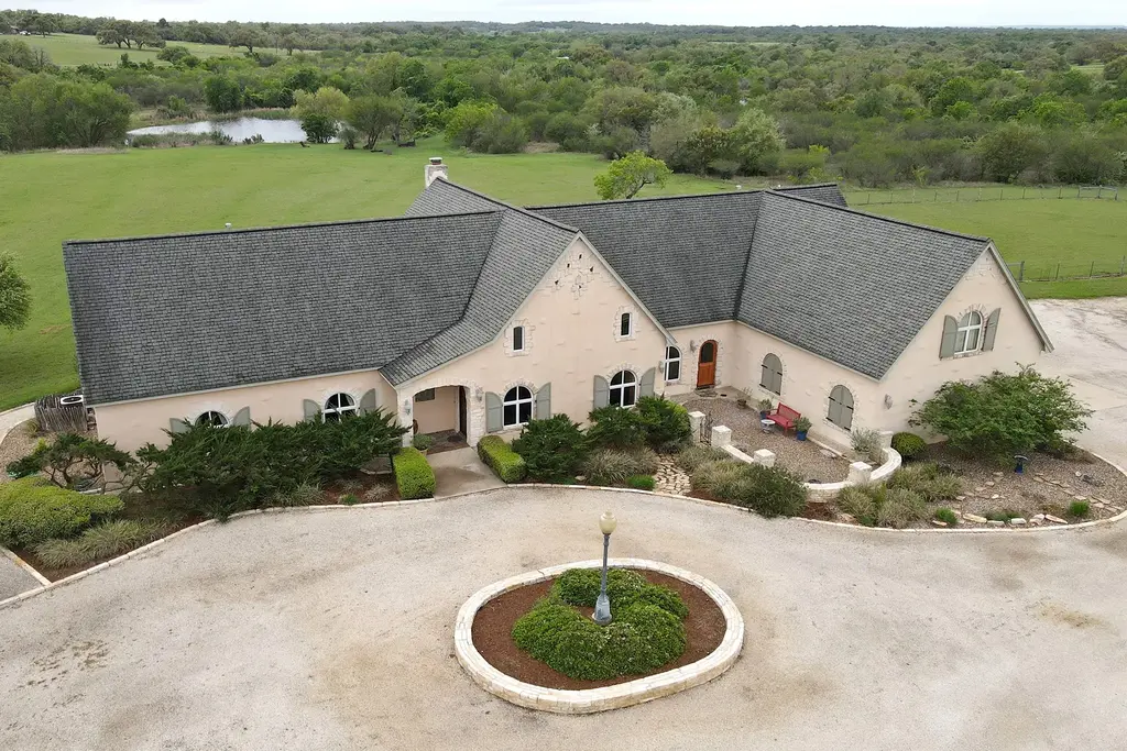 5904 Old Yoakum Rd, Cuero