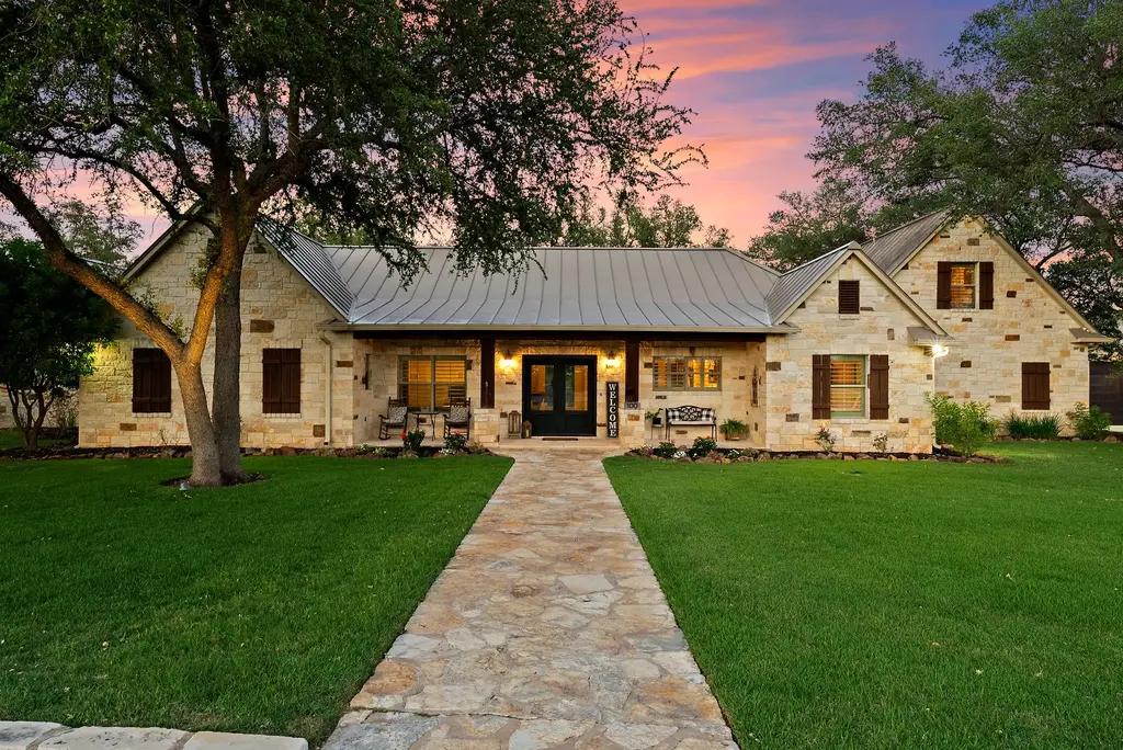 100 Painted Horse Trl, Burnet