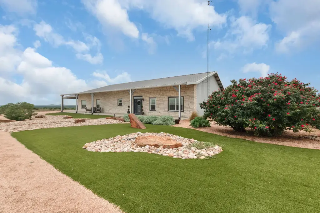 510 County Road 2136, Lometa