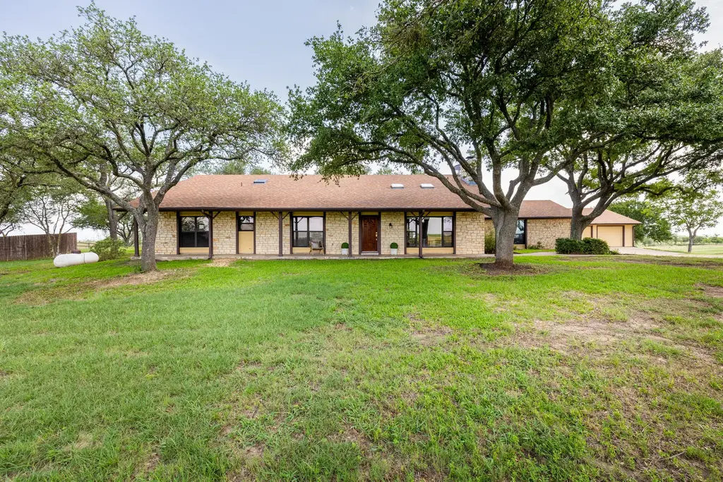 800 County Road 458, Coupland