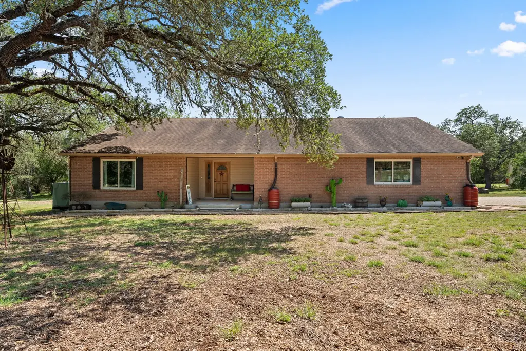 11551 Fm 32, Fischer