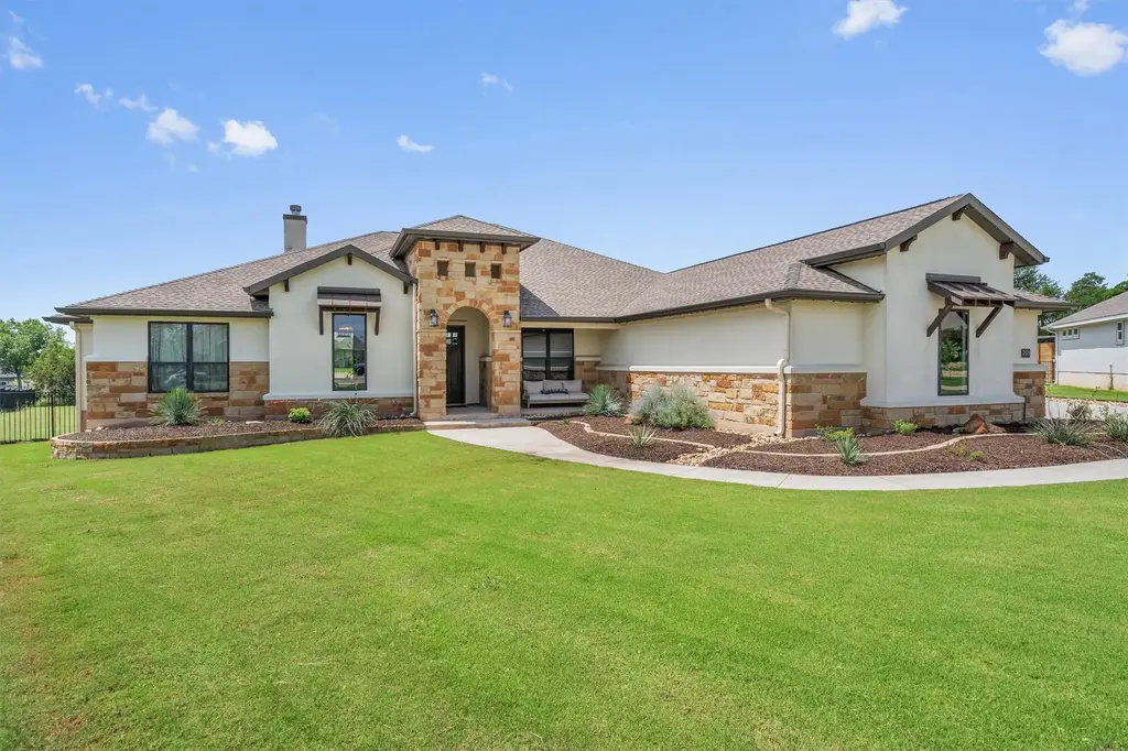 205 Honey Locust Cv, Leander