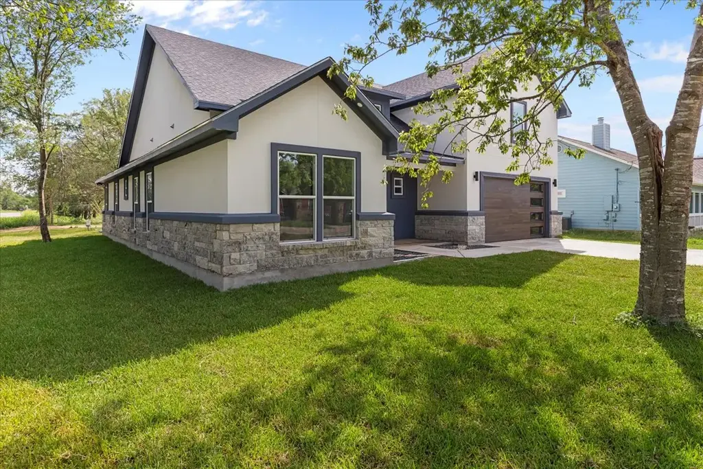103 W Pauwela Ln, Bastrop