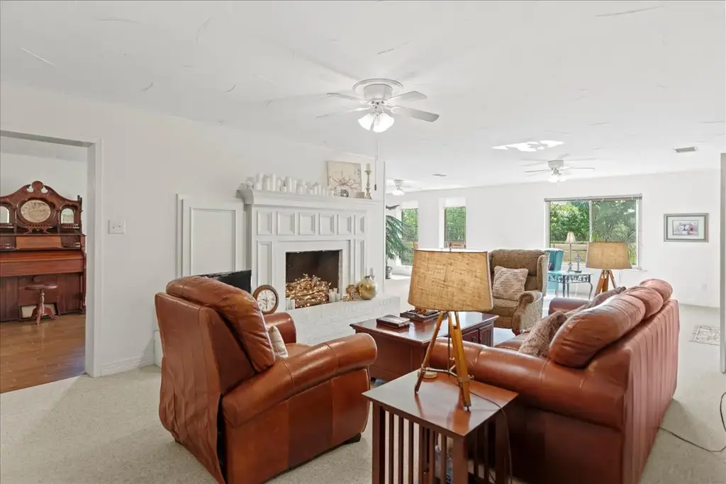 209 E Meadow Ln, Wimberley