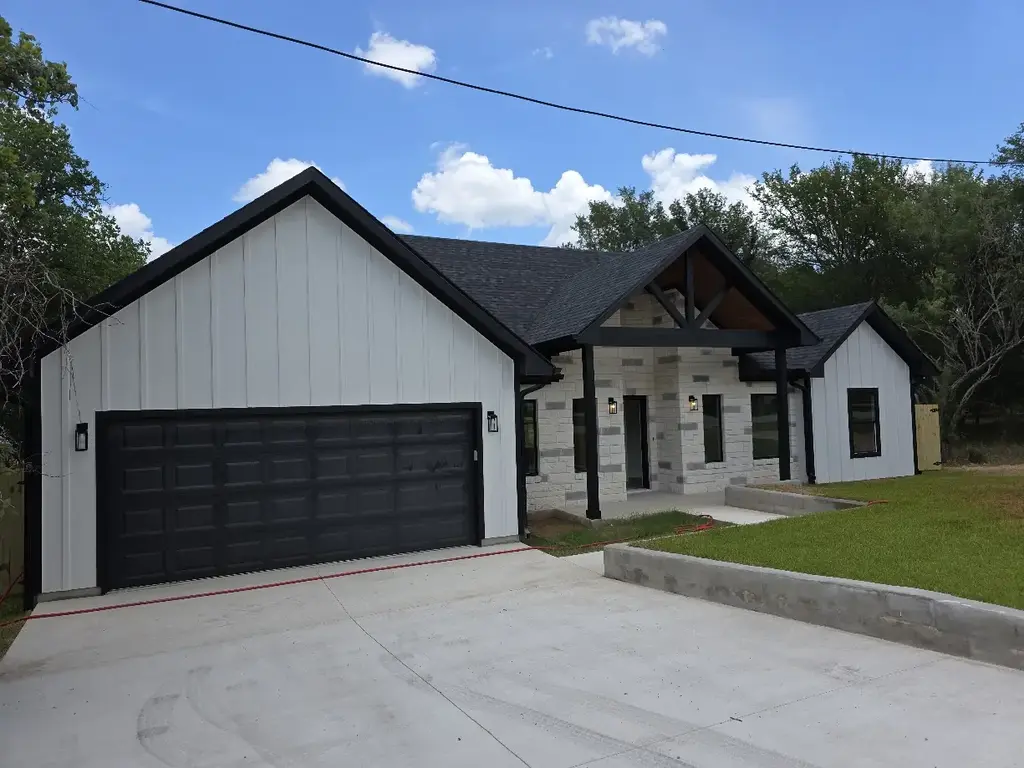 110 E Kikipua Ln, Bastrop