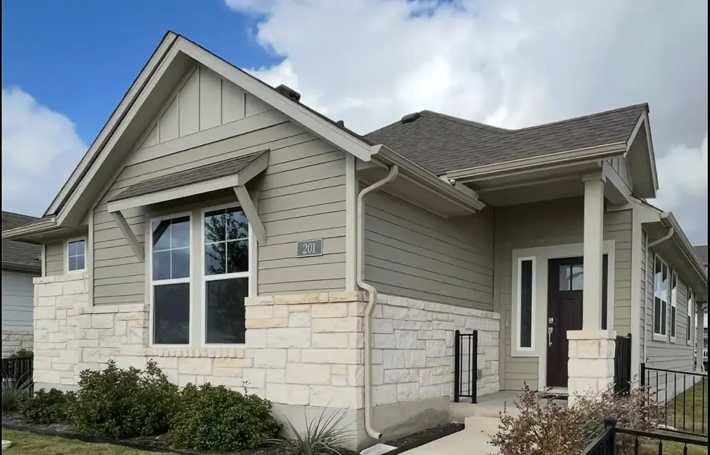 201 Pinnacle Ln 105, Kyle