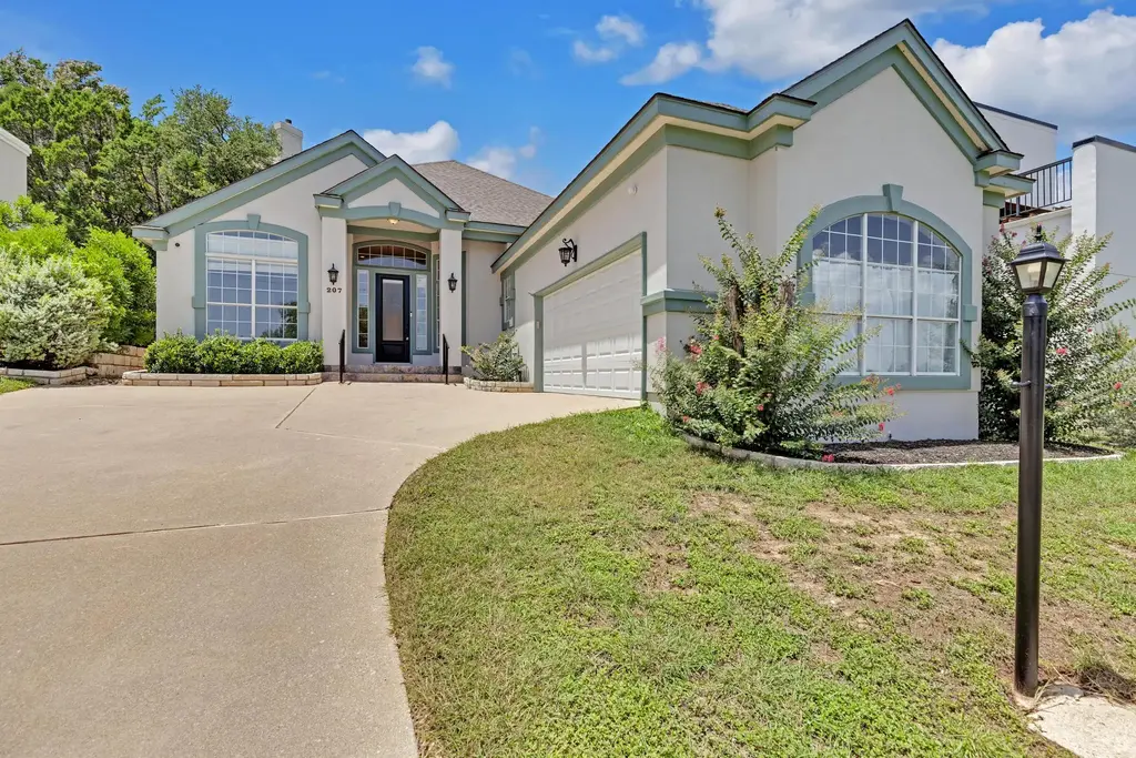 207 Golf Crest Ln, Lakeway