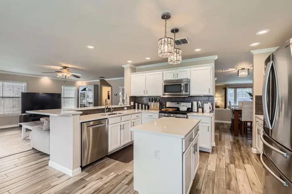 3809 Tailfeather Dr, Round Rock