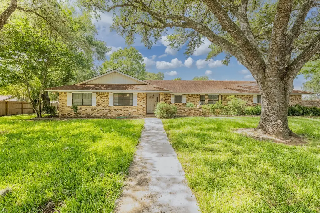 113 Tanglewood Trl, Gonzales