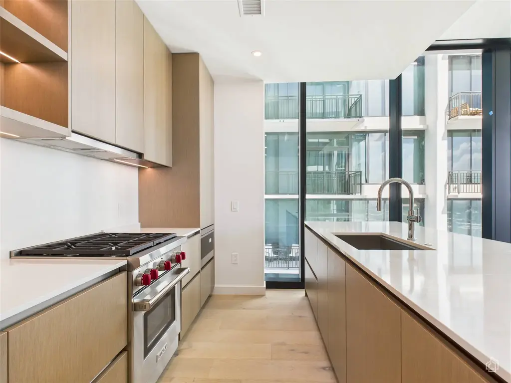 610 Davis St 2808, Austin