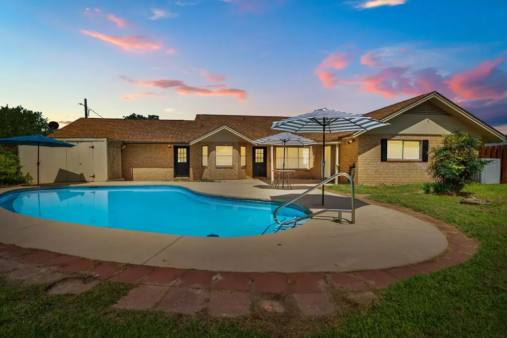 404 Joekel Ave S, Giddings