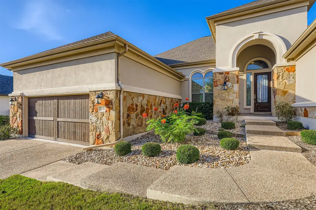2216 Traditions Ct, Leander