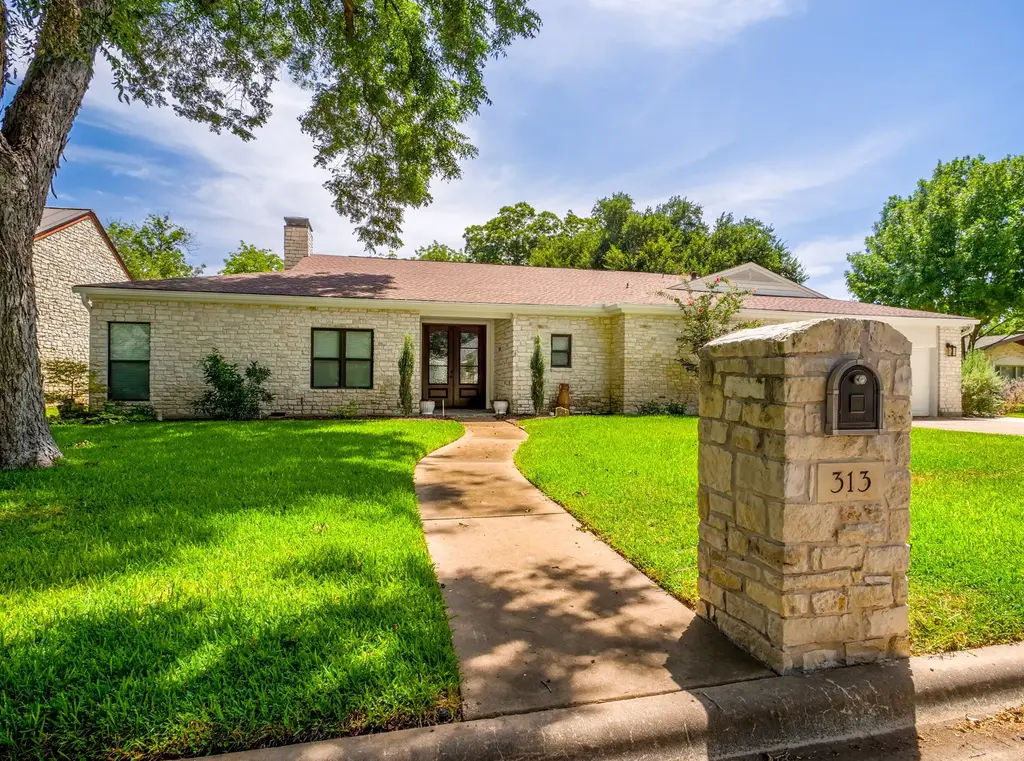 313 Meadowlakes Dr, Meadowlakes