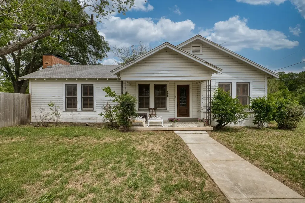 500 W Austin St, Luling