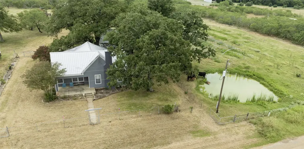 7646 County Road 240, Waelder