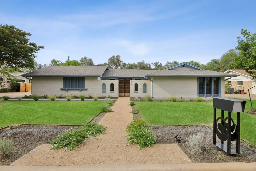 8704 Balcones Club Dr, Austin