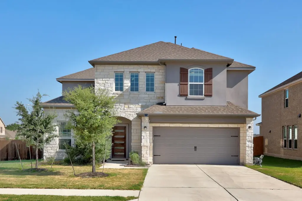 821 Paper Daisy Path, Leander