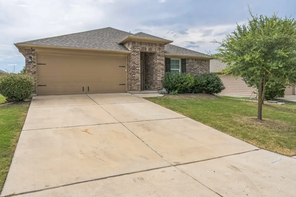 108 Leona River Trl, Hutto