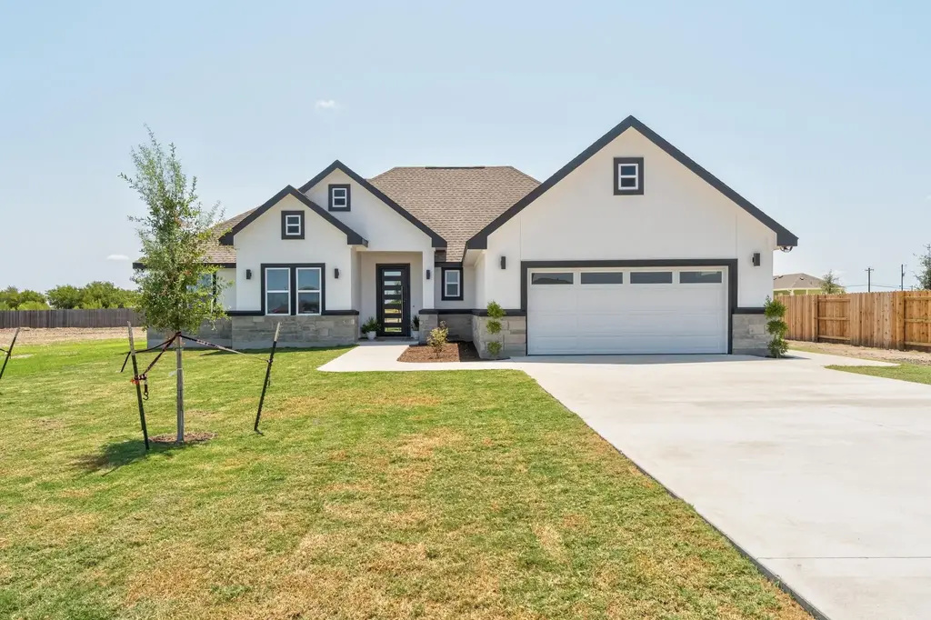 123 Bianca Cir, Del Valle