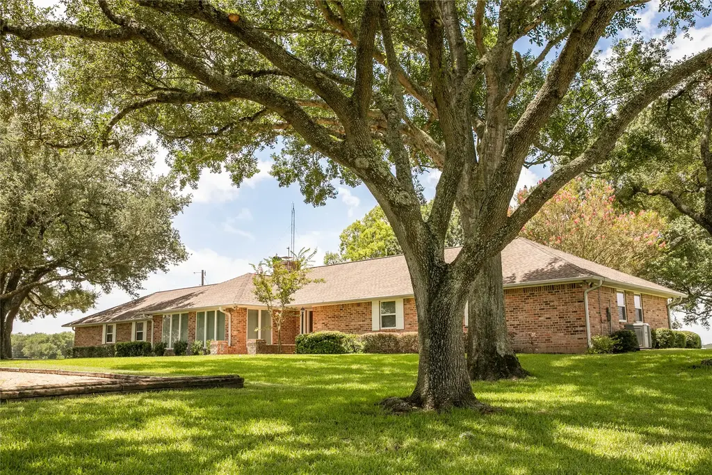 2900 Indian Paint Brush Rd, Brenham