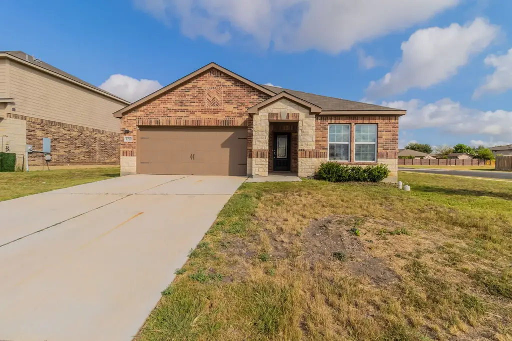 1270 Treeta Trl, Kyle