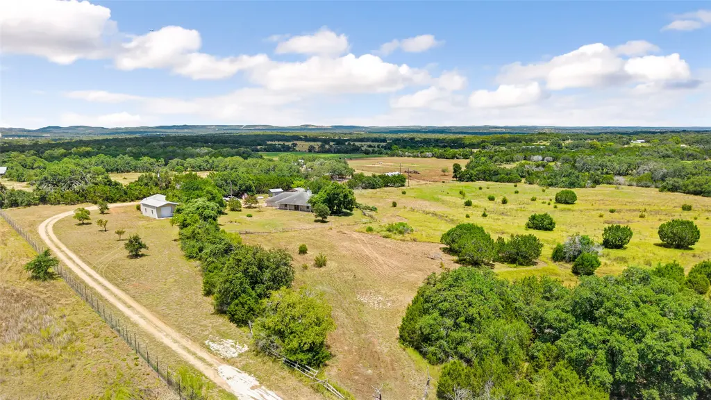 404 Red Bud Trl, Blanco