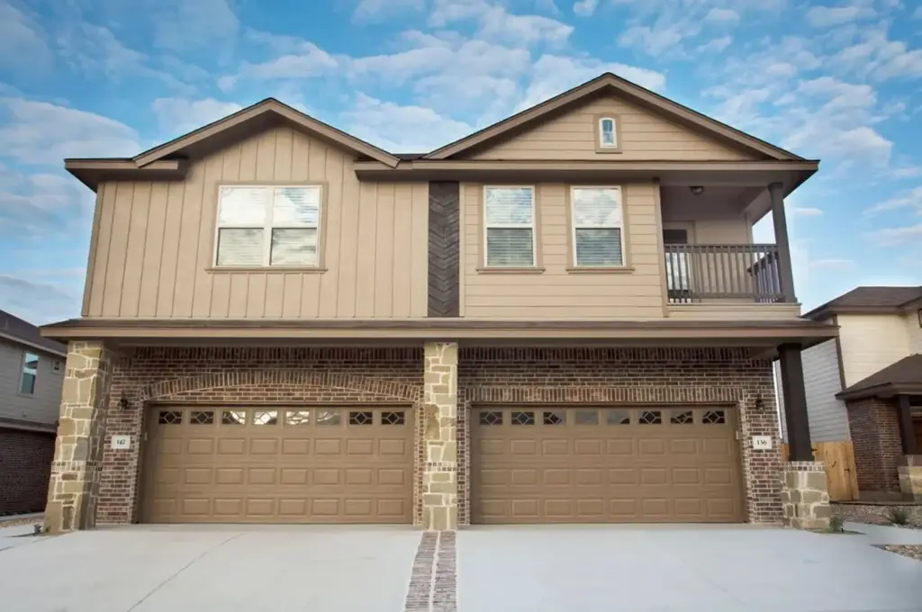 136 & 142 Lakeview Ct, Kyle