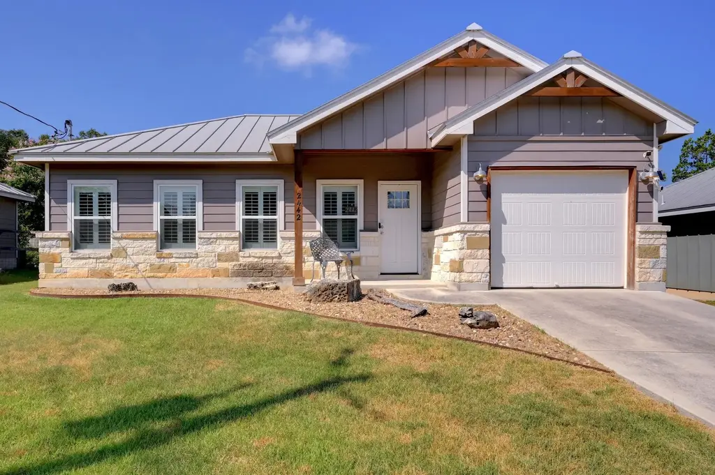 2442 Candlelight Dr, Canyon Lake