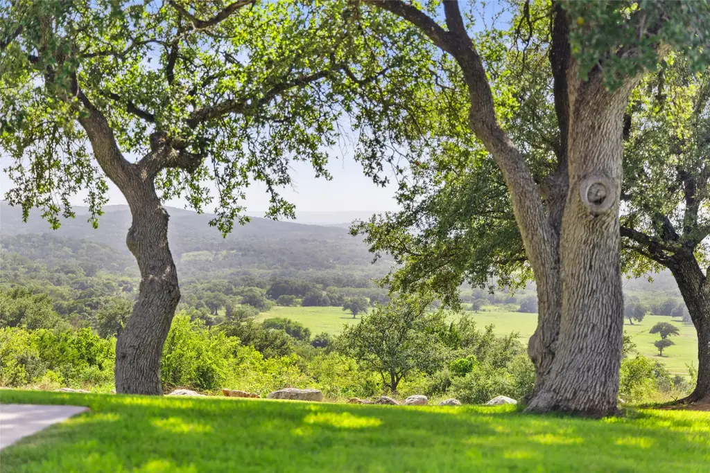 4529 Ranch Road 3347, Round Mountain
