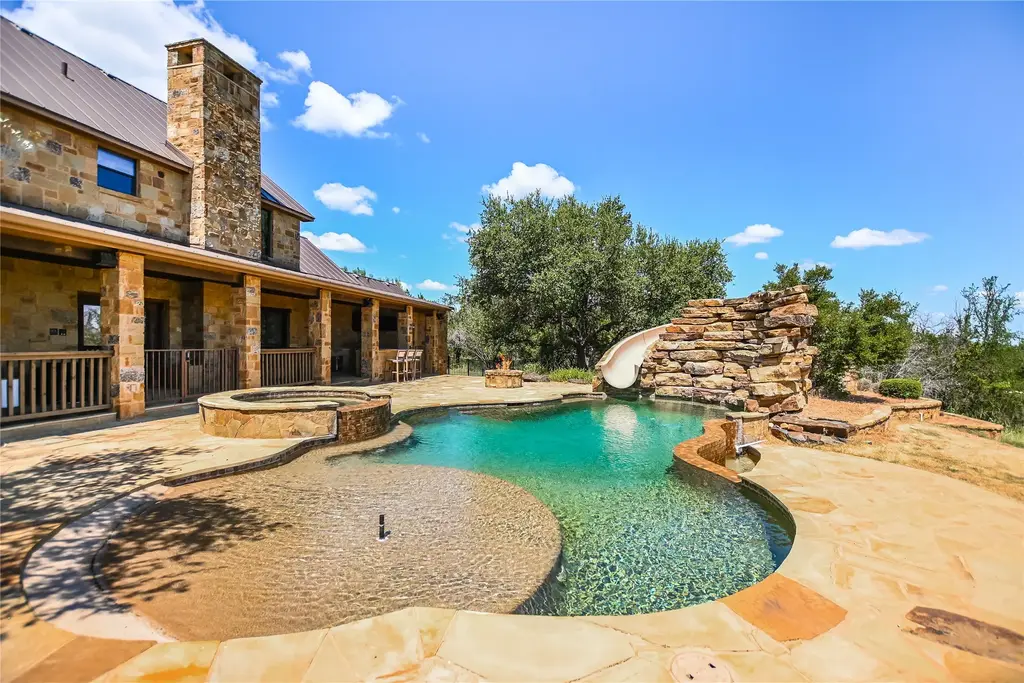 104 The Hills Ln, Horseshoe Bay