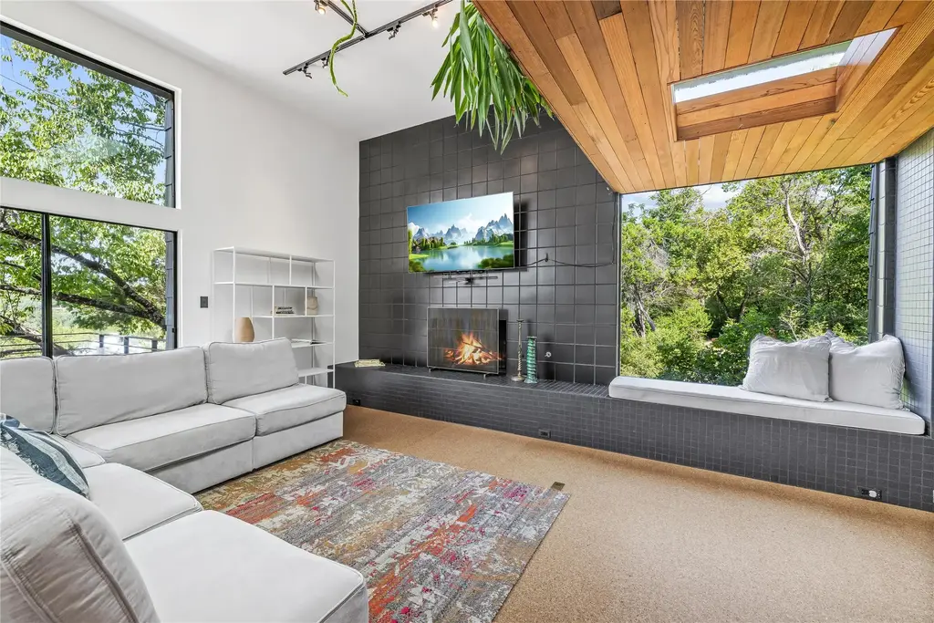 110 Swift Current Rd, West Lake Hills