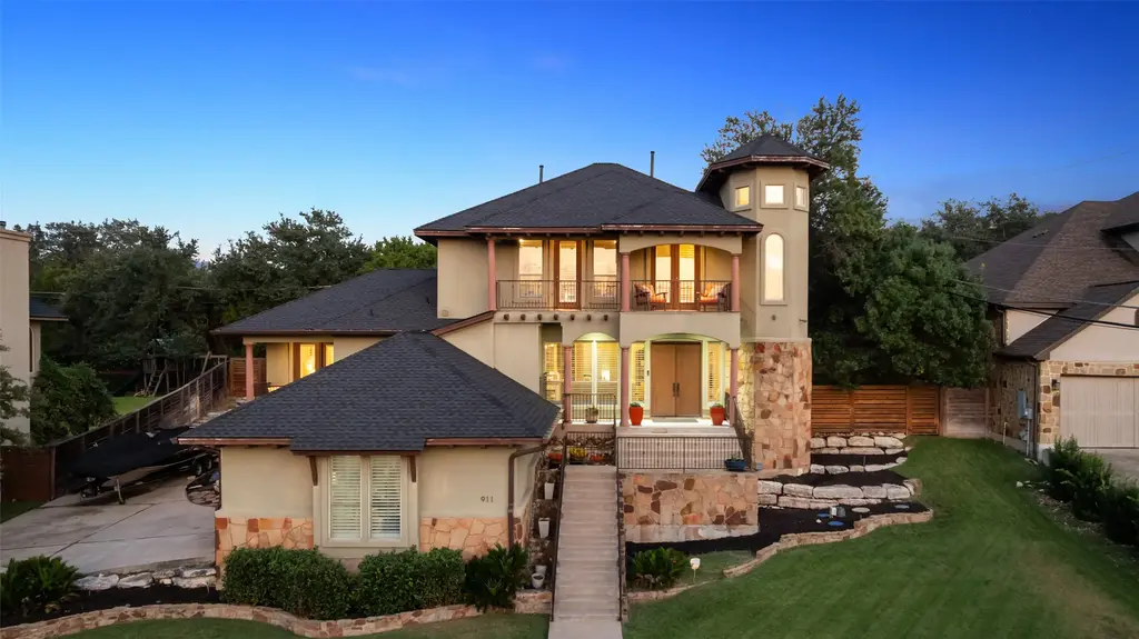 911 Ottawa Dr, Austin