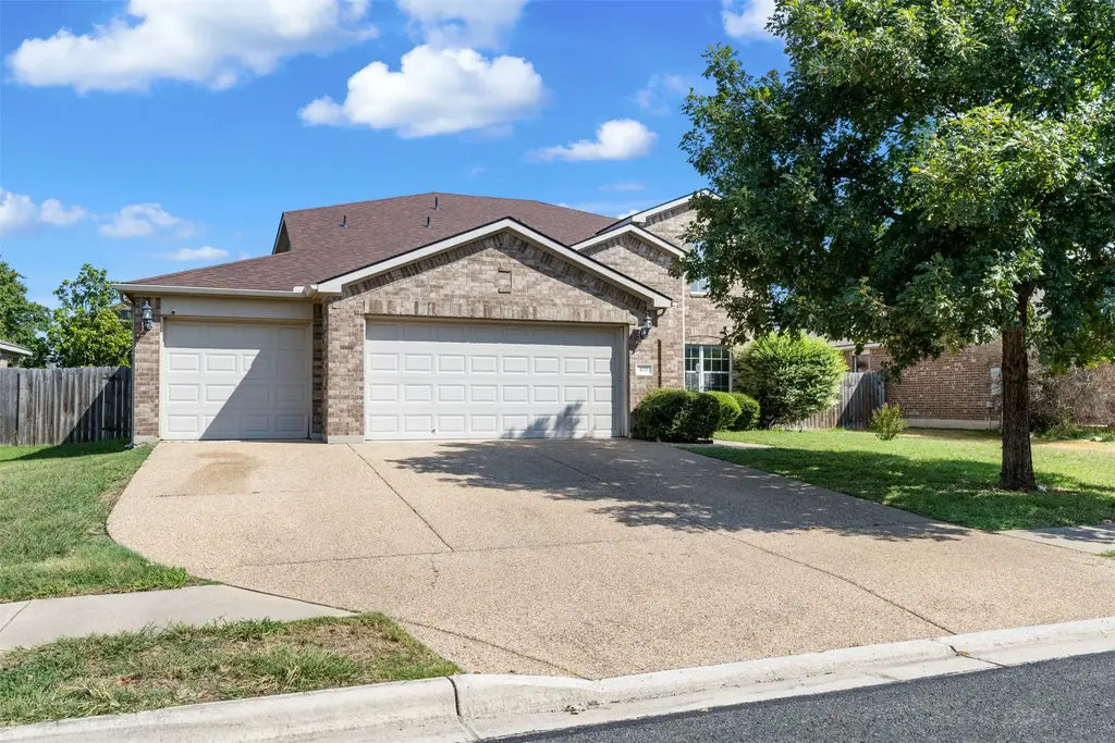 400 Hummingbird Ln, Leander