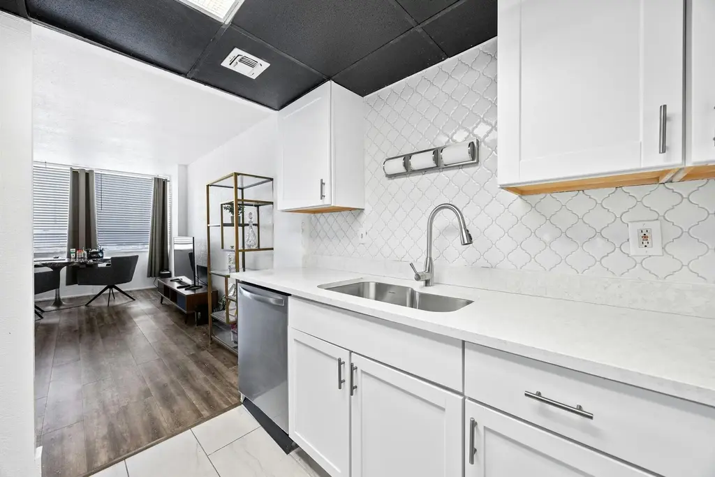 1800 Lavaca St A-201, Austin