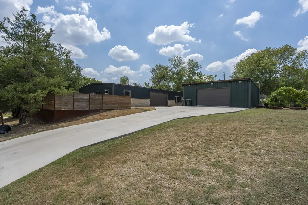 202 E Newton St E, Luling