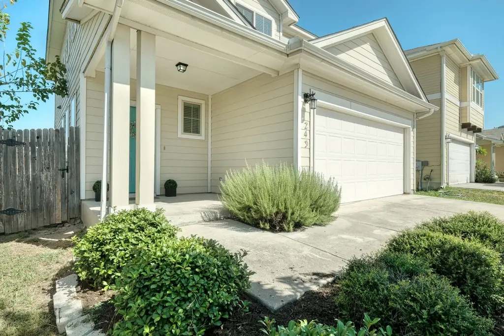 243 Twisted Oaks Ln, Buda