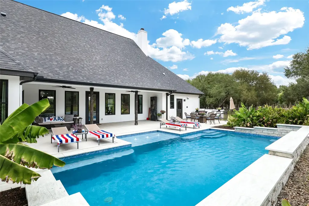 2634 Beaver Ln, New Braunfels