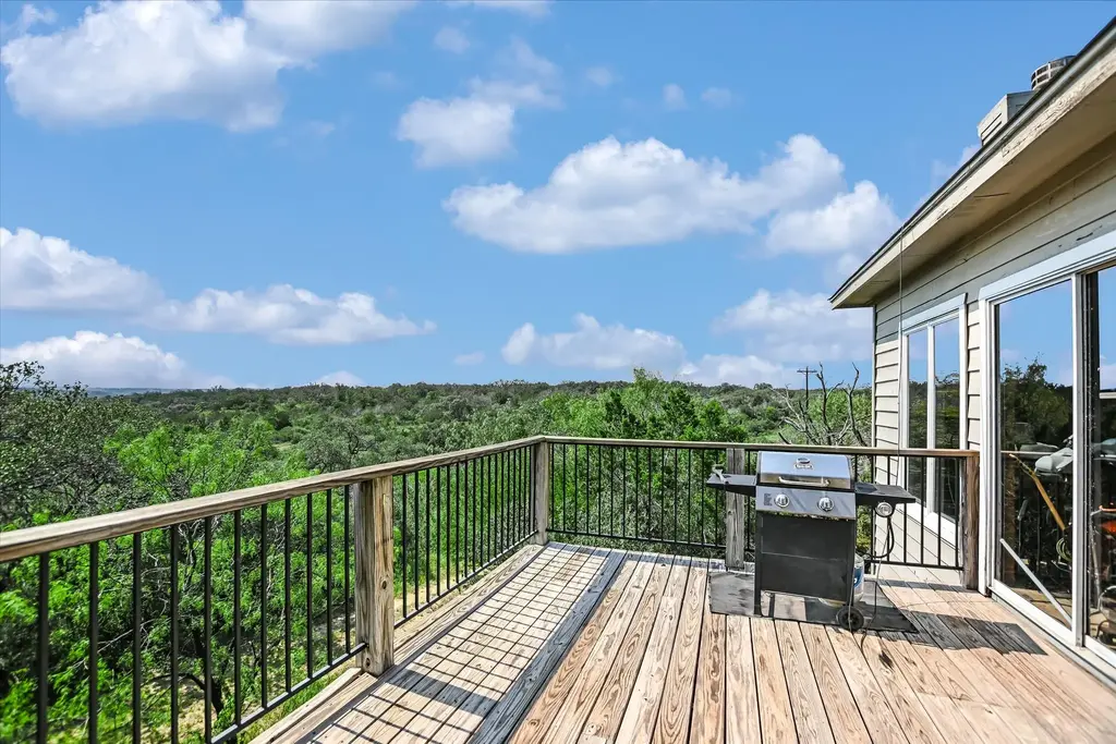 605 Echo Dr, Spicewood