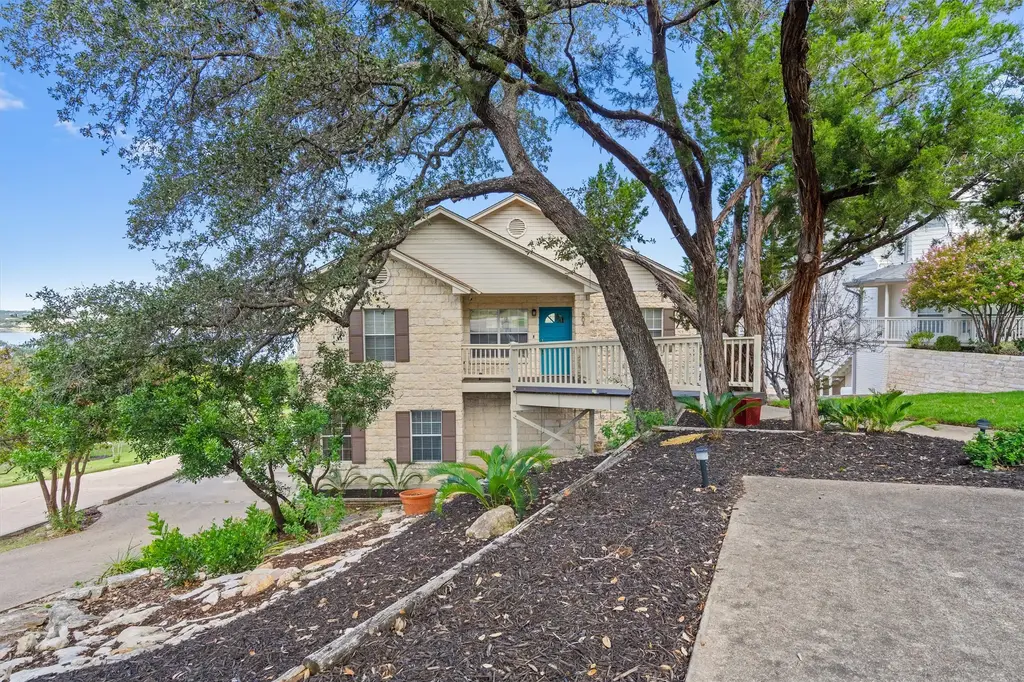 504 Lakeshore Cir, Point Venture
