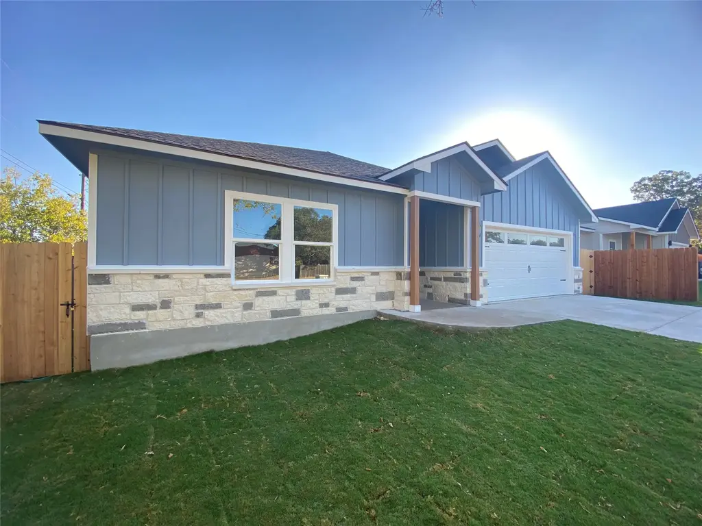 726 W Columbus St, Giddings