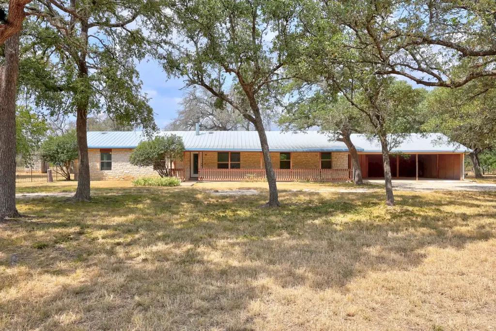 301 Private Road 904, Georgetown