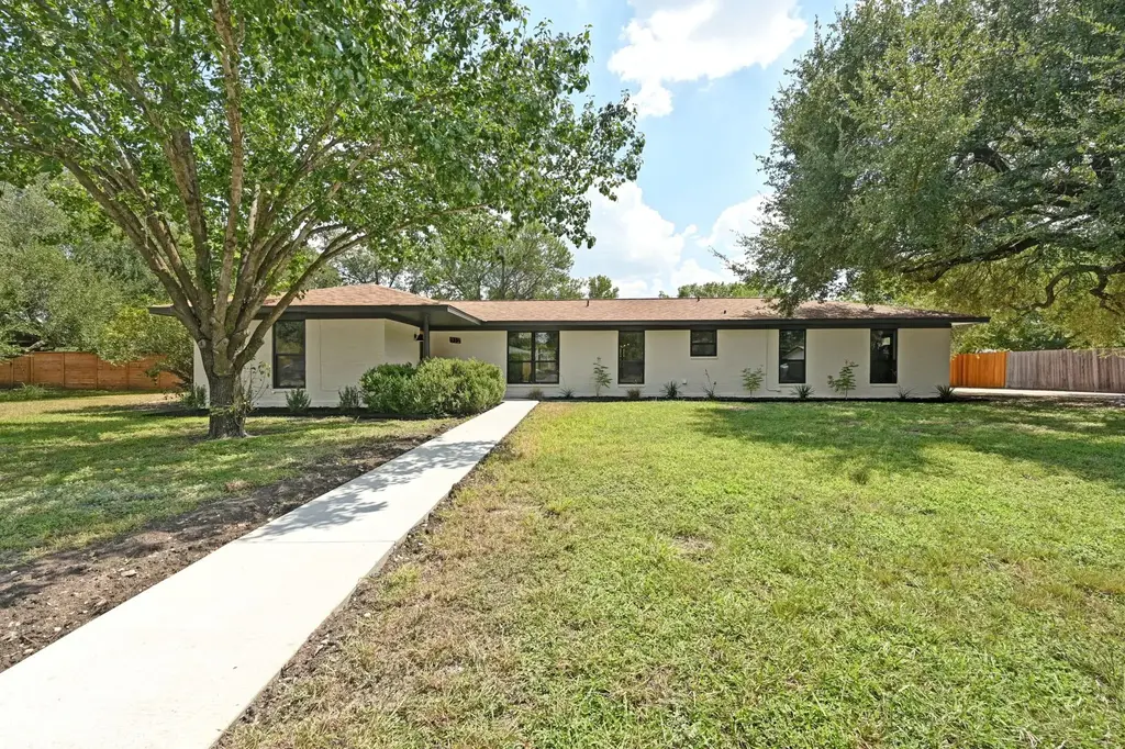 912 Merritt Dr, Lockhart