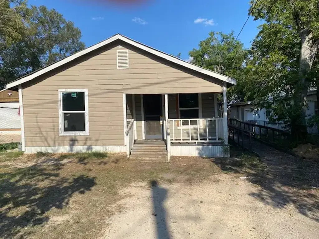 1410 E Market St, Lockhart