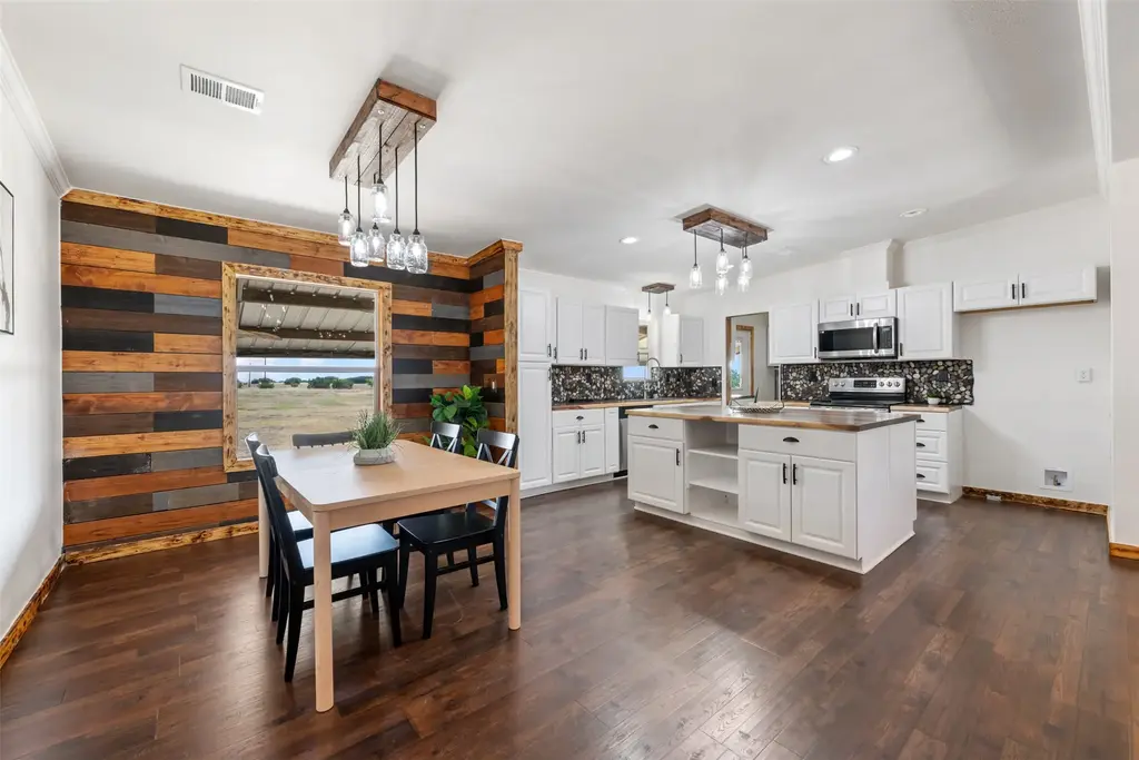 9854 County Road 272, Bertram